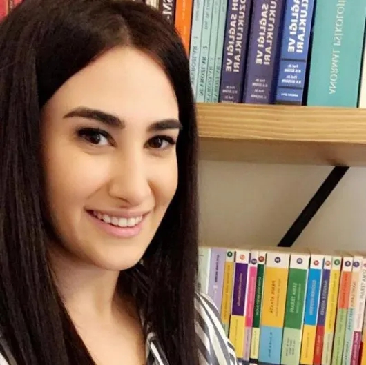 Uzm. Kl. Psk. Fatma Dark